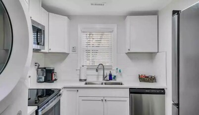 Sunshine Bungalow Minutes from DowntownCharleston
