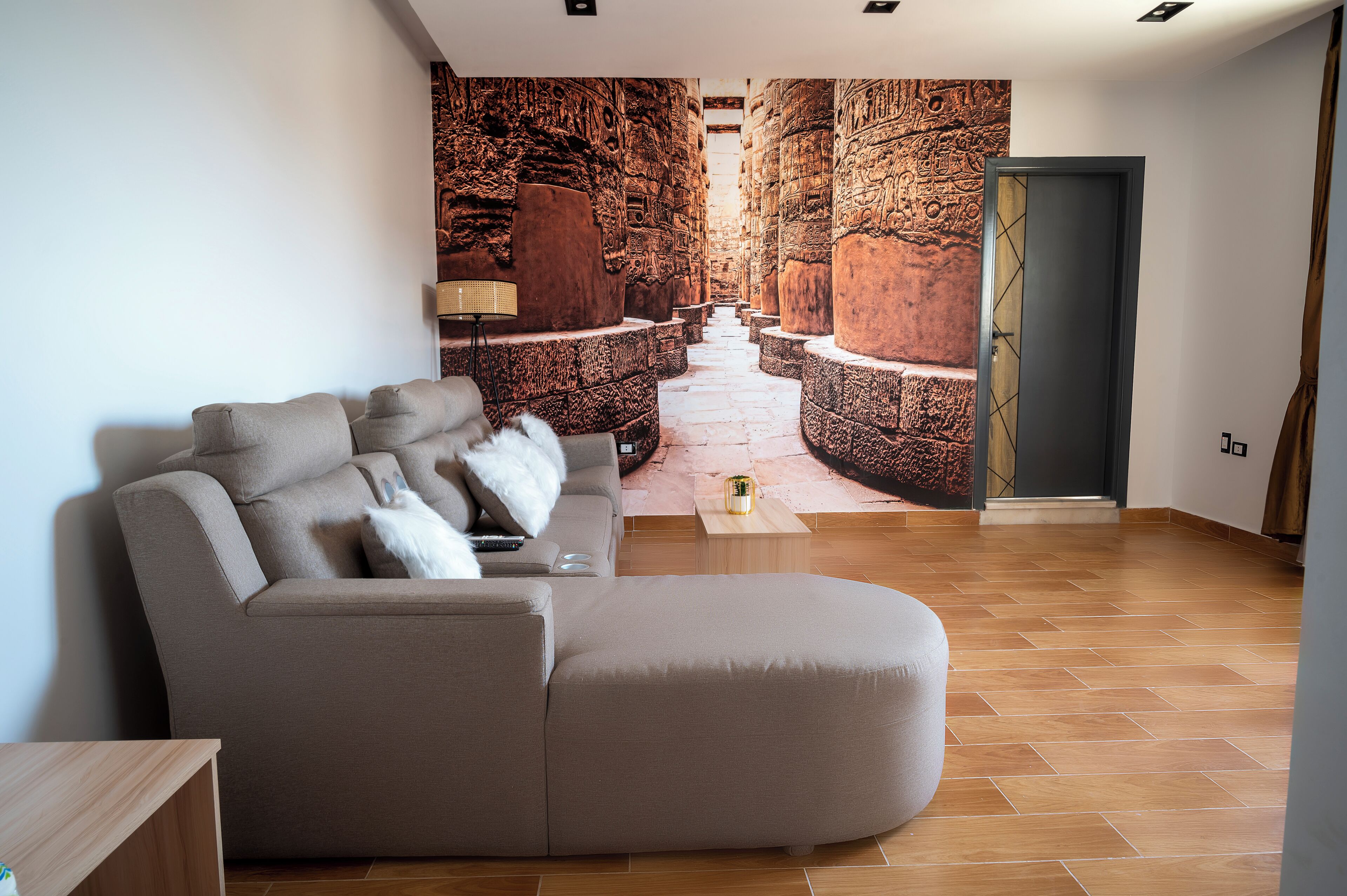 Suite – royal, balkong, byutsikt | Oppholdsrom | En 41-tommers smart-TV med Parabol-TV