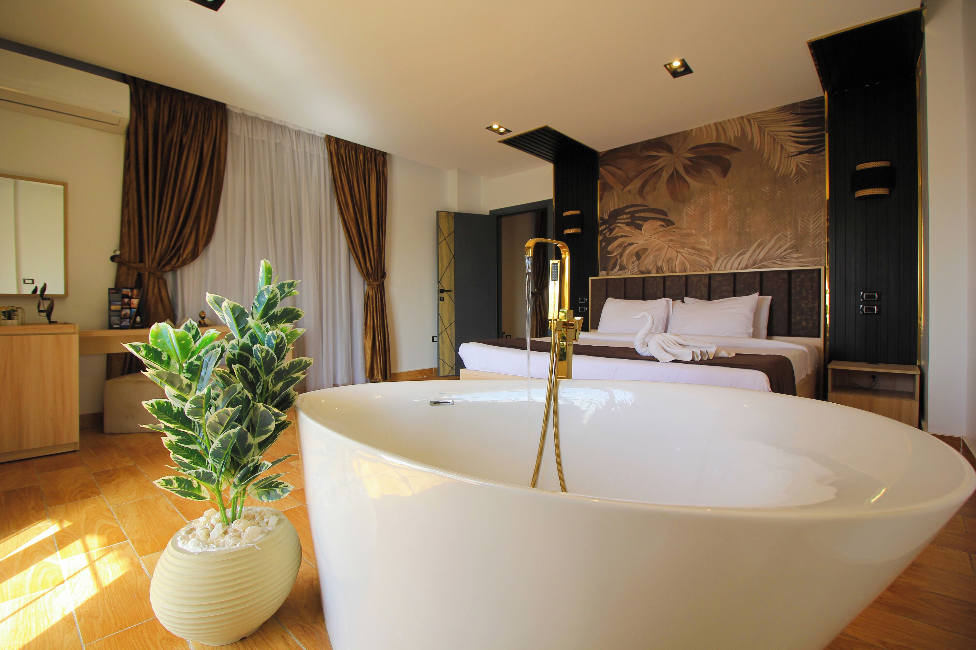 Suite Royal, balcón, vistas a la ciudad | Sábanas de algodón egipcio, ropa de cama de alta calidad, minibar