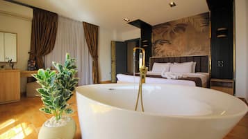 Royal Suite, Balcony, City View | Egyptian cotton sheets, premium bedding, minibar, in-room safe