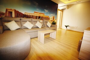 Junior-Suite, Balkon, Stadtblick | Wohnzimmer | 41-Zoll-Smart-TV mit Satellitenempfang