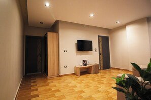 Luxury-Suite, Whirlpool, Stadtblick | Wohnbereich | 41-Zoll-Smart-TV mit Satellitenempfang