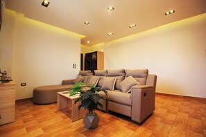 Royal-Suite, Balkon, Stadtblick | Wohnbereich | 41-Zoll-Smart-TV mit Satellitenempfang