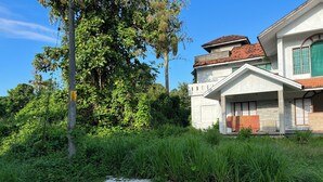 Ein modernes Haus mit gefliestem Patio und üppiger Bepflanzung.