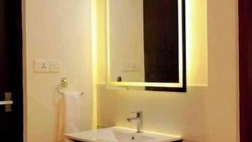 Dusche, Haartrockner, HandtĂŒcher, Seife