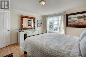 3 bedrooms, desk, travel crib, WiFi