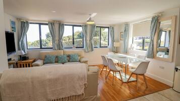 2 Schlafzimmer, individuell dekoriert, individuell eingerichtet