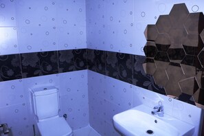 Dusche, Haartrockner, Bidet, Handtücher