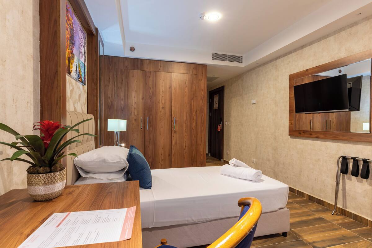 Executive Room | 1 bedroom, desk, iron/ironing board, free WiFi