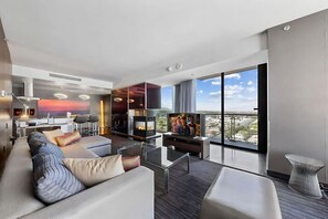 Smart-TV, Kamin, Stereoanlage, Drucker