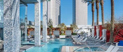 Een verwarmd zwembad