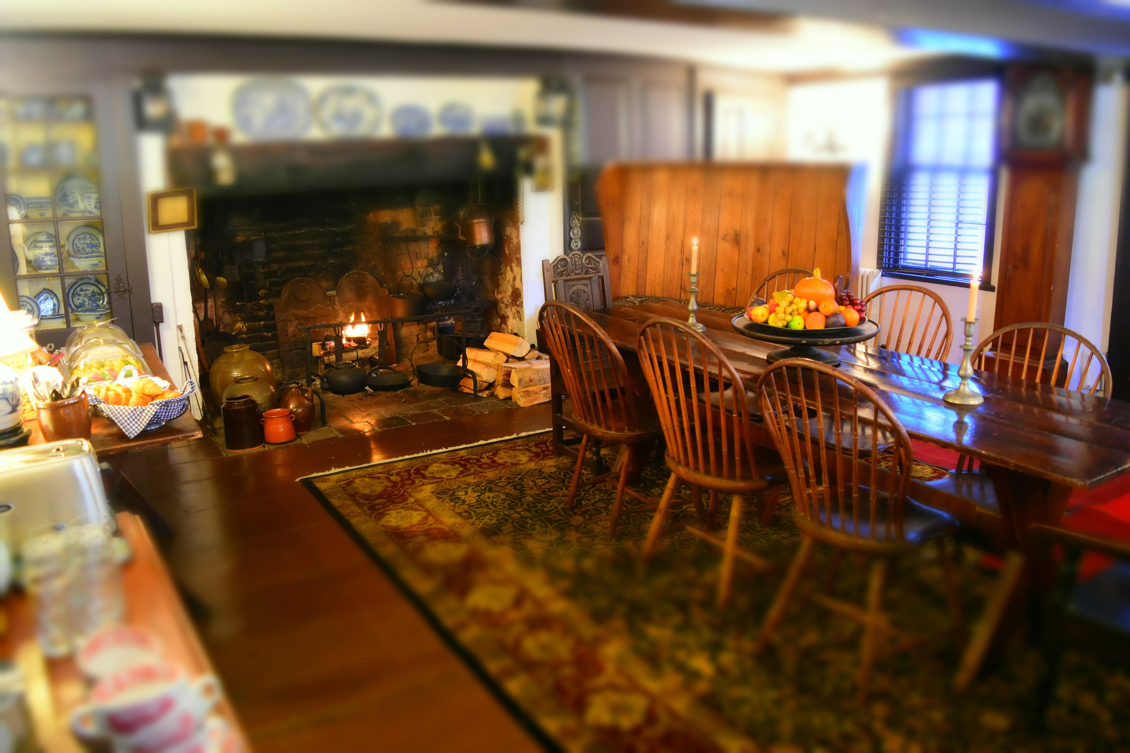 Un comedor acogedor con una mesa de madera, sillas y una chimenea.