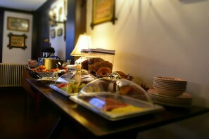 Free daily continental breakfast  - Silsbee's by Daniels House (Salem)