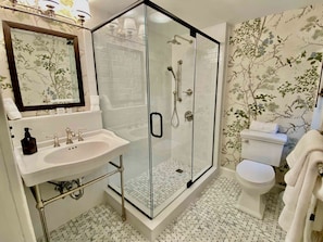 Romantic Room | Bathroom | Free toiletries, hair dryer, towels, soap - Silsbee's by Daniels House (Salem)