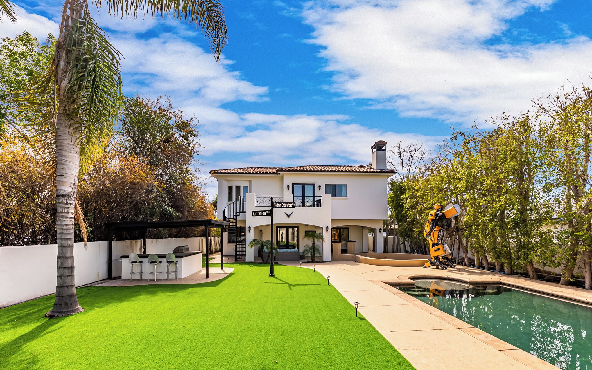 A fully private and gated Mediterranean estate in Woodland Hills 