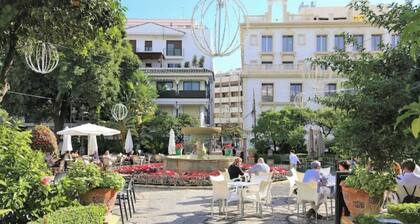 Colorful & Cozy Old Town Gem: 5* Location, Rooftop