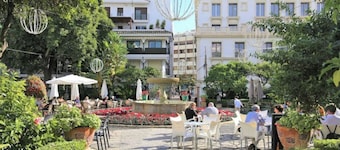 Colorful & Cozy Old Town Gem: 5* Location, Rooftop