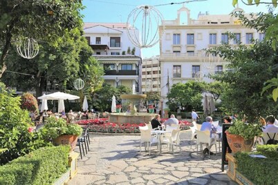 Colorful & Cozy Old Town Gem: 5* Location, Rooftop