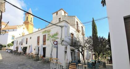 Colorful & Cozy Old Town Gem: 5* Location, Rooftop