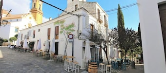 Colorful & Cozy Old Town Gem: 5* Location, Rooftop