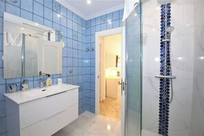 Shower, hair dryer, towels, soap - Colorful & Cozy Old Town Gem: 5* Location, Rooftop (Estepona)