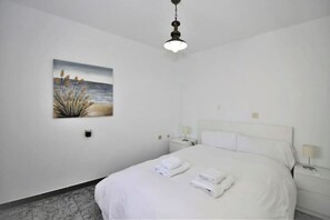 3 bedrooms, in-room safe, desk, iron/ironing board