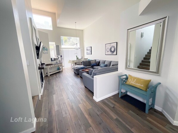 Älytelevisio, videopelejä, kirjoja, videokirjasto