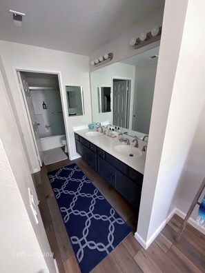 Suihku, hiustenkuivaaja, pyyhkeet, saippua