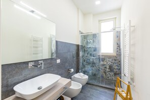 Shower, hair dryer, bidet, towels - Stanzione Classy Flat at Vomero Central (Naples)