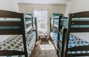 3 bedrooms, WiFi, bed sheets - MINUTES AWAY FROM THE CAVES, HOUSE WITH A POOL (Logan)
