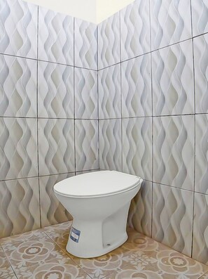 Economy tweepersoonskamer | Badkamer | Een douche, handdoeken