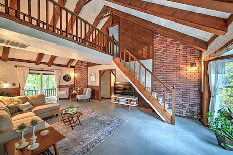 Smart TV, books. The Back Porch Haven
Stay in Amish Country yet close to Notre Dame