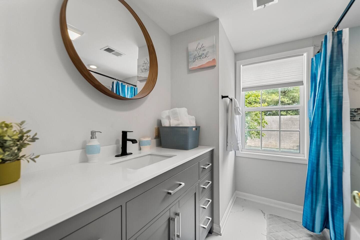 Full Bathroom 2
