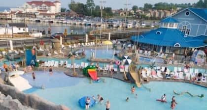 Family Beach House: Spacious Deck, Grill & Views