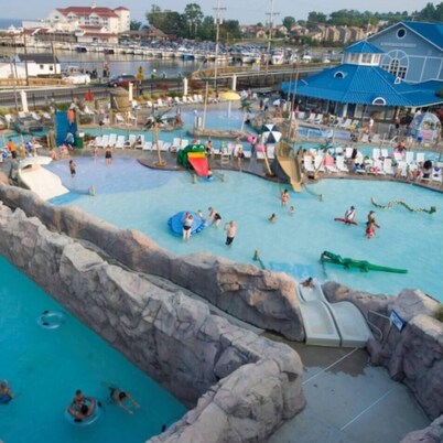 Family Beach House: Spacious Deck, Grill & Views