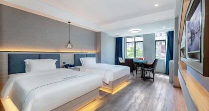 Oubosi Hotel (Qingyuan Gulongxia Qingxin Pedestrian Street)