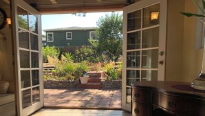 An open patio with a view of a house and garden. - Sunny San Diego La Mesa Charming 2 bd /1 bth Home, Beaches, Sea World, Zoo, (La Mesa)