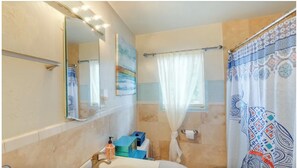 Secadora de cabello, bidet, toallas, jabón