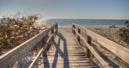 Blue Water Retreat @ Vanderbilt- steps to beaches/shopping/dining/entertainment!