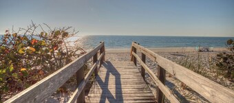 Blue Water Retreat @ Vanderbilt- steps to beaches/shopping/dining/entertainment!