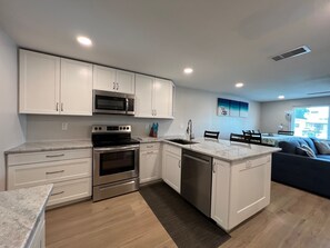 Refrigerador, microondas, horno y parrilla de estufa 