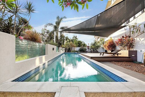 Pearl Paradise Tropical Oasis with Ocean Views