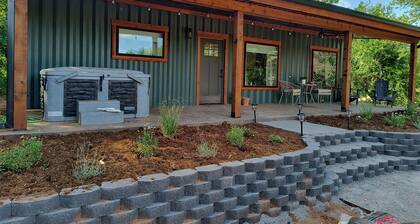 Secluded Container home In the country. Hot tub. Fire pit. Retreat