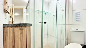 Shower, towels, soap, shampoo - Vacanze - edf. Amethyst 7 apt 704, rooftop pool with panoramic views (Ponta Verde Maceió)