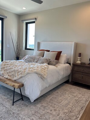 2 chambres, bureau, fer et planche à repasser, lit de bébé portatif