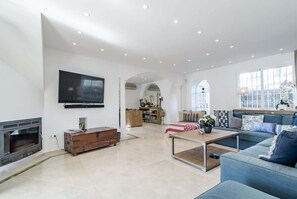 Smart-tv, eldstad och kontor