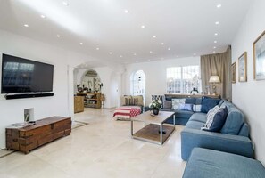 Smart-TV, Kamin, Arbeitsbereiche