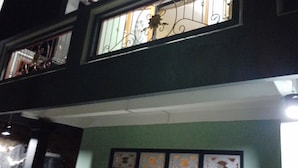 Un bâtiment doté d’un balcon orné de balustrades en fer forgé décoratives et d’un ornement en forme d’étoile.
