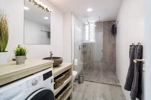 Douche, séchoir à cheveux, serviettes fournies