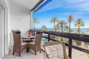 Outdoor dining - Marbella first line of beach with pool EDF Skol (Marbella)